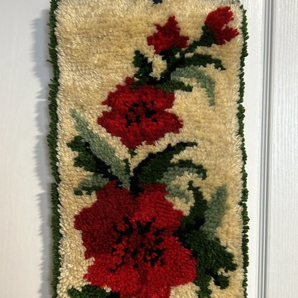 Vintage Latch Hook Rug Wall Art, red florals, Woven Fibre Wall Hanging - Picture 6 of 8